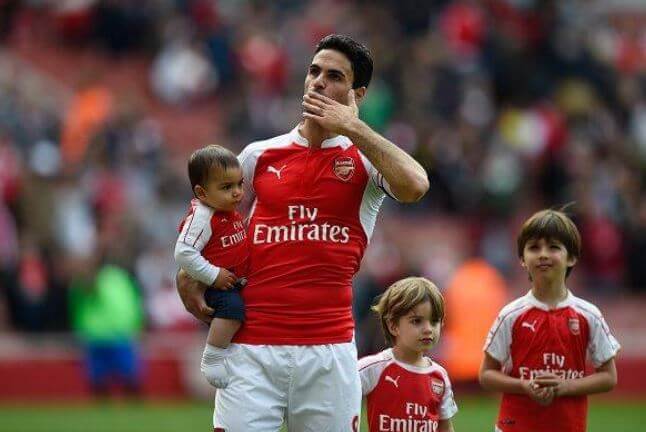 Oliver Arteta Bernal with his dad, Mikel Arteta, and brothers.